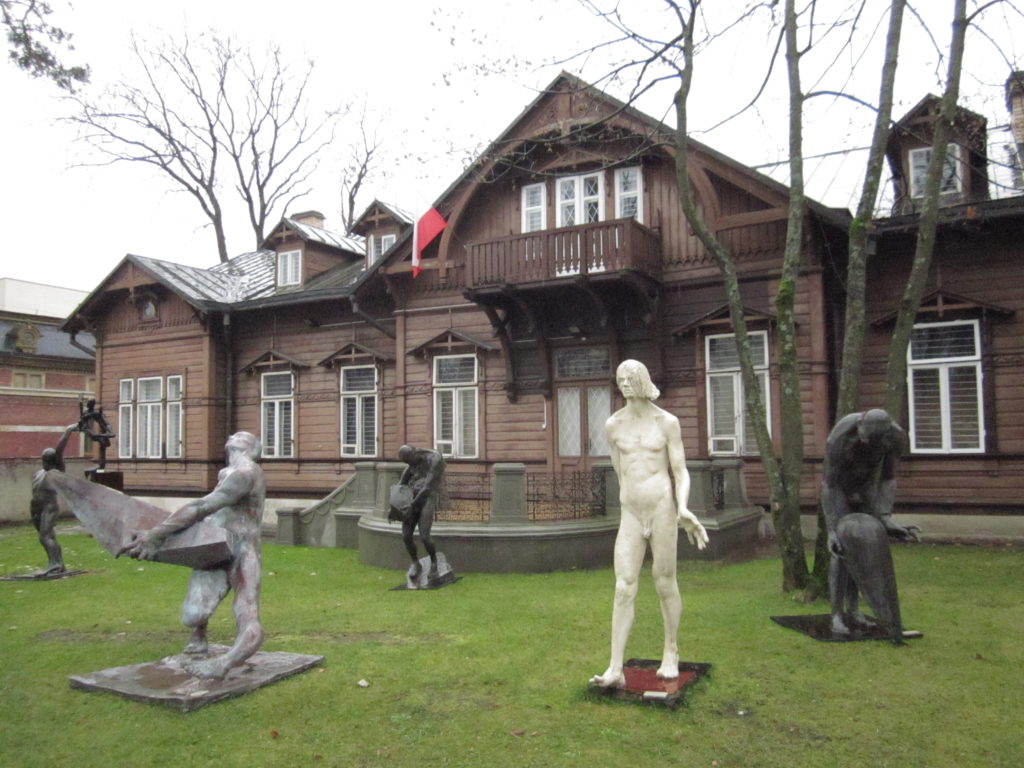 Photo montrant l'extérieur du Musée Rzeźby Alfonsa Karnego, à visiter dans Bialystok.