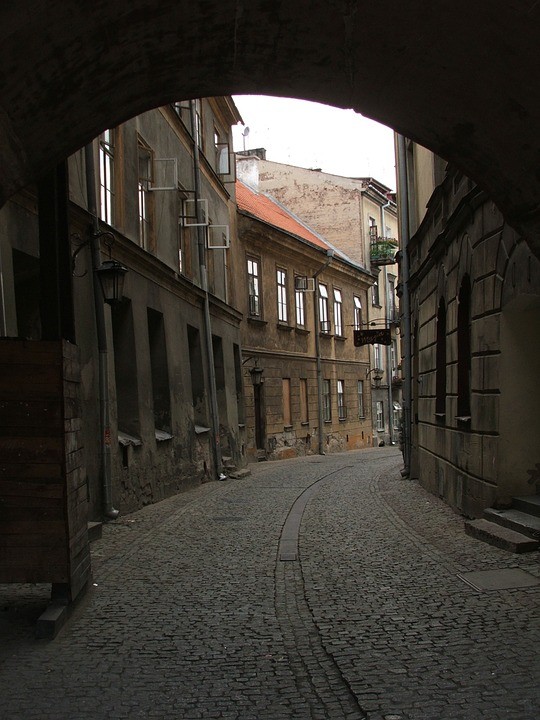 Photo d'une ruelle dans la vieille ville de Lublin.