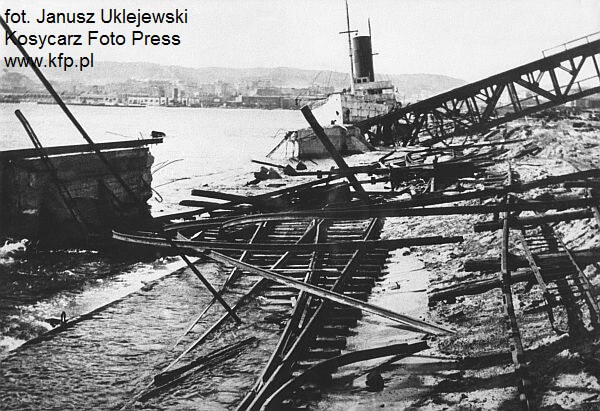Photo noir et blanc de la ville de Gnydia en 1945, le port est détruit