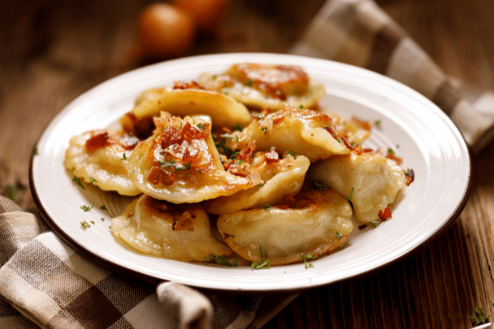 pierogis raviolis polonais fourrés à la pomme de terre et au fromage frais