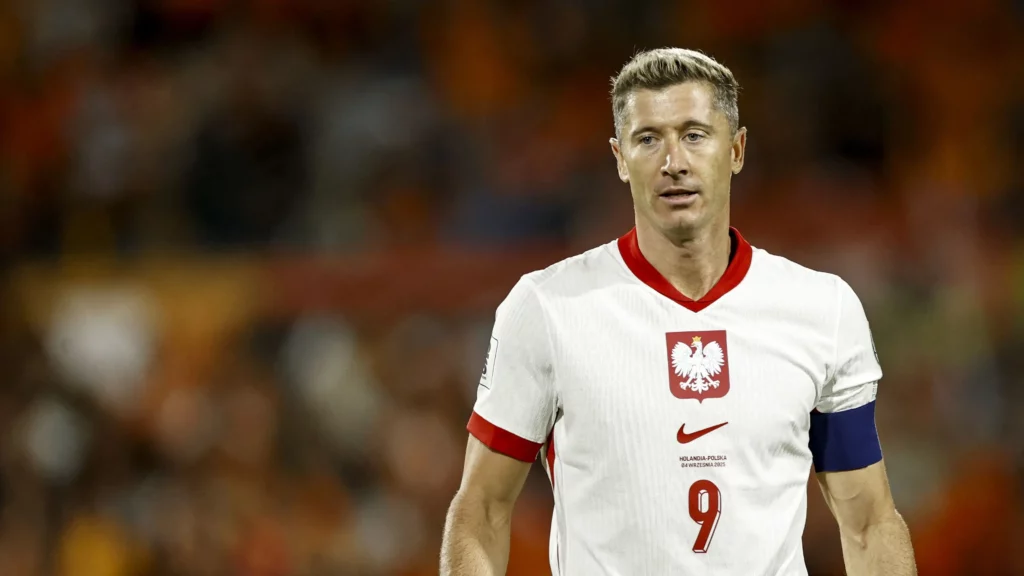 Robert Lewandowski avec la tenue de l'équipe national de football polonaise