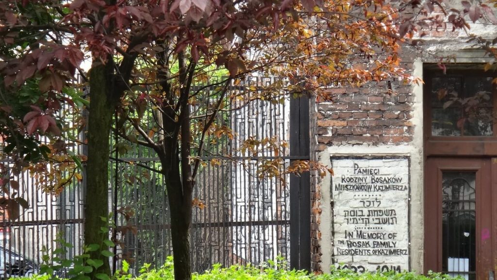 Incription hommage à une famille juive victime du nazisme dans le quartier de Kazimierz à Cracovie