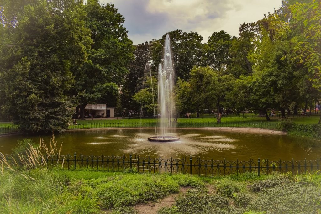 Parc Planty et sa fontaine à Cracovie en Pologne