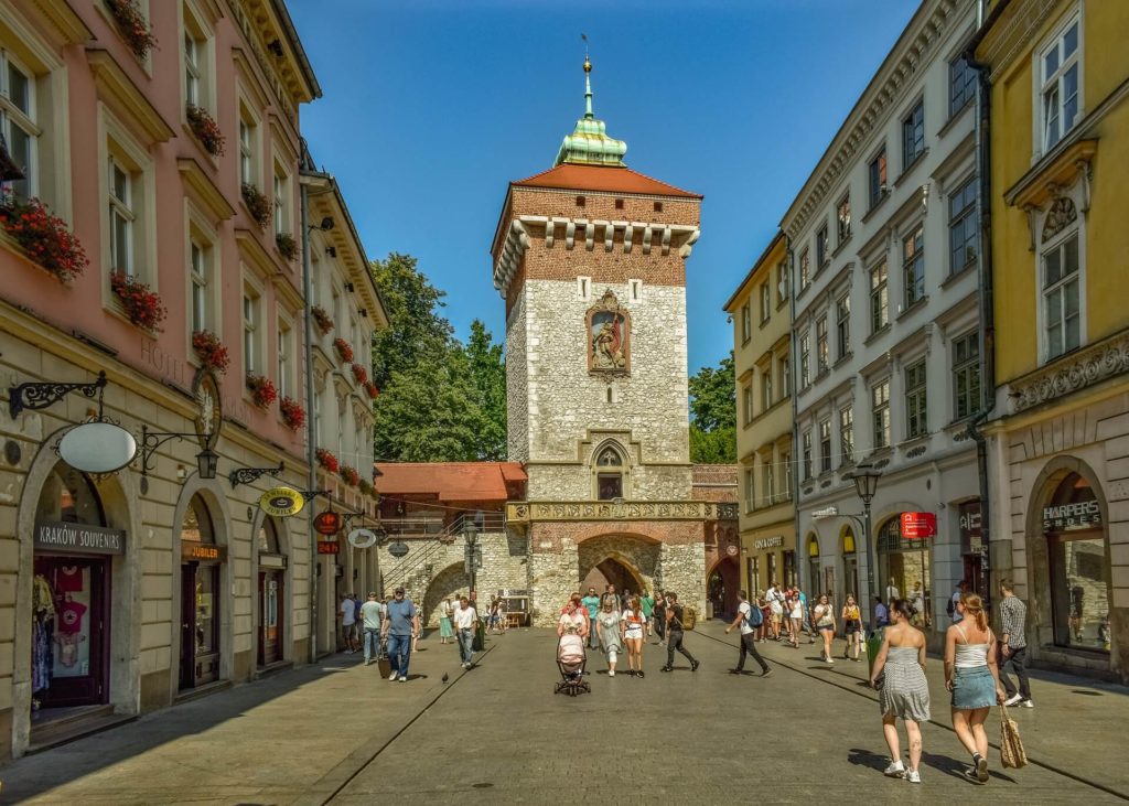 Rue Florianska et porte Saint-Florent à Cracovie en Pologne