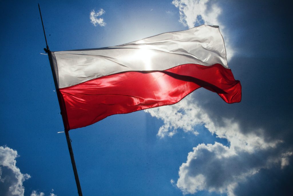 Drapeau de Pologne brandit après la mise en place de la Constitution