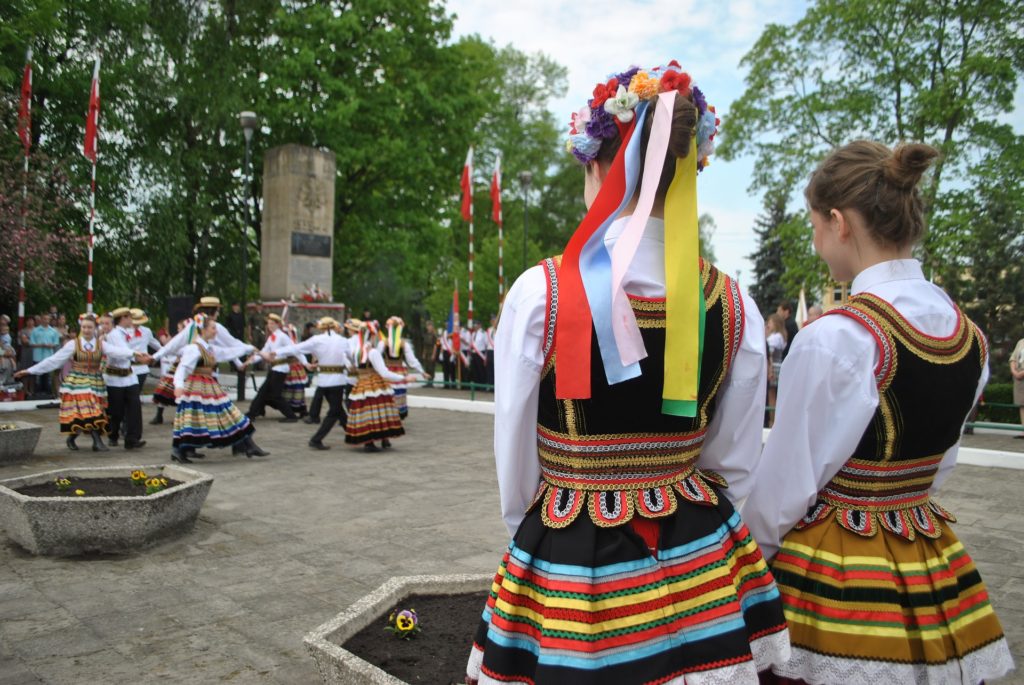 Habitants de Varsovie en train de danser "La Polonaise". 