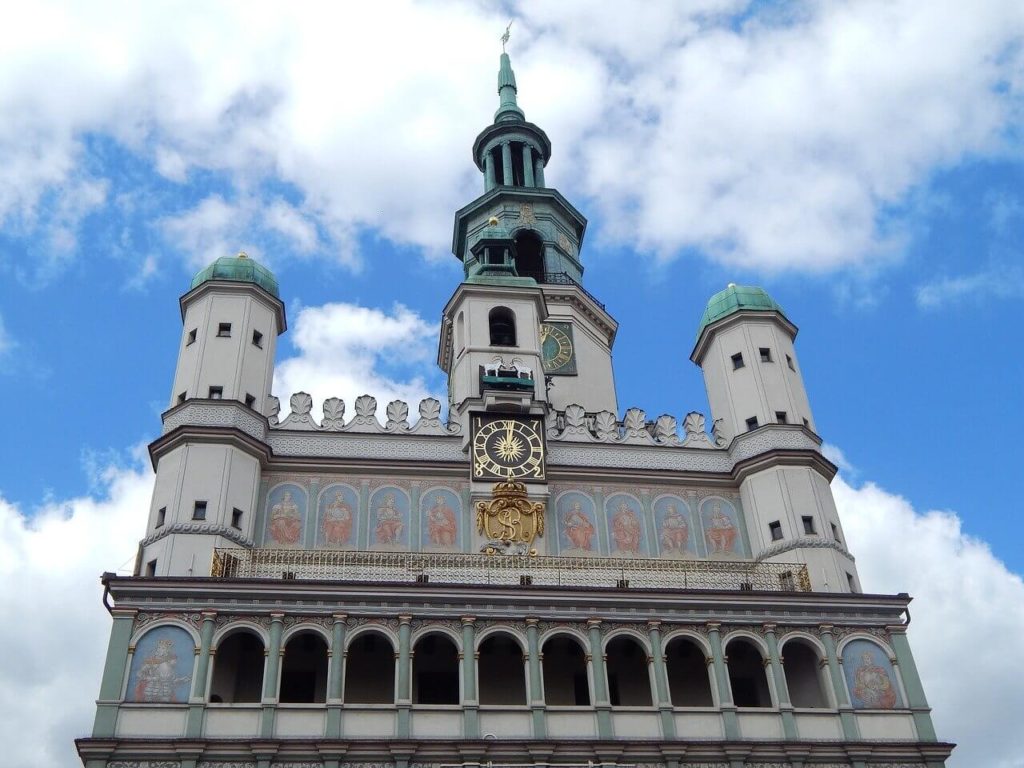 Photo du haut de l'Hôtel de Ville qui fait partie des lieux à visiter à Poznan.