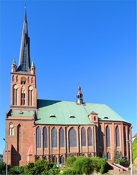 Ici, on voit la cathédrale de Szczecin, avec son toit de cuivre vert et ses murs de brique rose. Elle est toujours en cours de reconstruction.