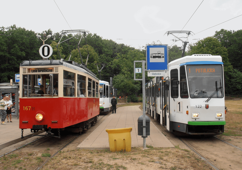 Deux modèles de tramway sont présents sur l'image, Le modèle utilisé sur la ligne 0 de Szczecin se trouve à gauche.
