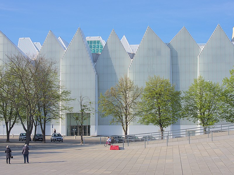 Le bâtiment de la Philharmonie de la ville est fait de verre blanc et translucide. Sa forme rappelle les pignons des maisons traditionnelles polonaises, très hautes, étroites et serrées les unes à côté des autres.