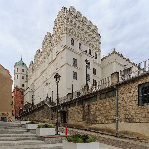 Sur cette image se dresse le château ducal de Szczecin ; c'est un bâtiment blanc et orné de frises à son sommet.