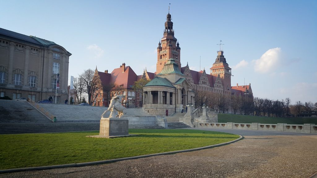 Dominant la grande terrasse d'observation de la digue, on peut voir le Bureau régional de Szczecin. Sur la gauche de l'image, en face du grand escalier de la terrasse, on aperçoit une partie du Musée national.