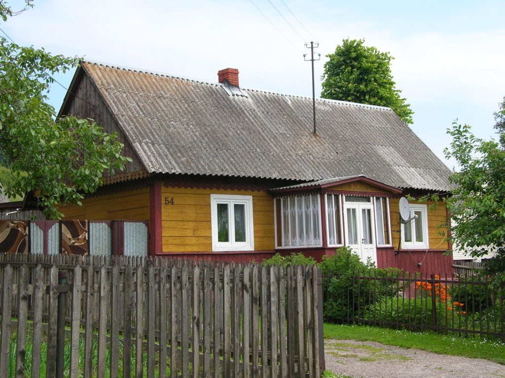 Maison en bois typique d'un village polonais.
