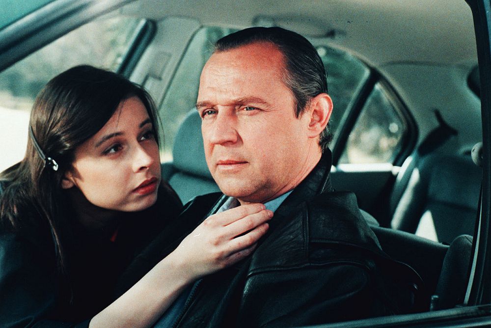 Image tirée de la série policière polonaise "Extradition". On peut y voir un homme et une femme dans une voiture.