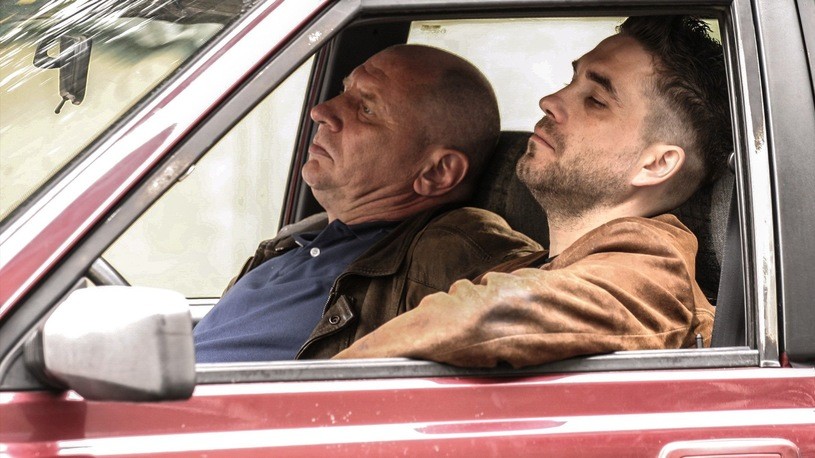 Image tirée de la série policière polonaise "Pitbull". On y voit deux hommes dans une voiture.
