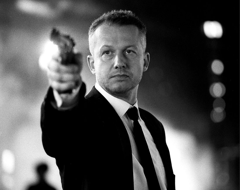 Image tirée du film policier polonais "Les Chiens". On y voit un homme tenant une arme.