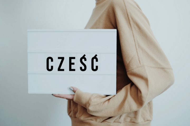 Comment dire bonjour en Polonais : exemple avec un panneau "Cześć" !