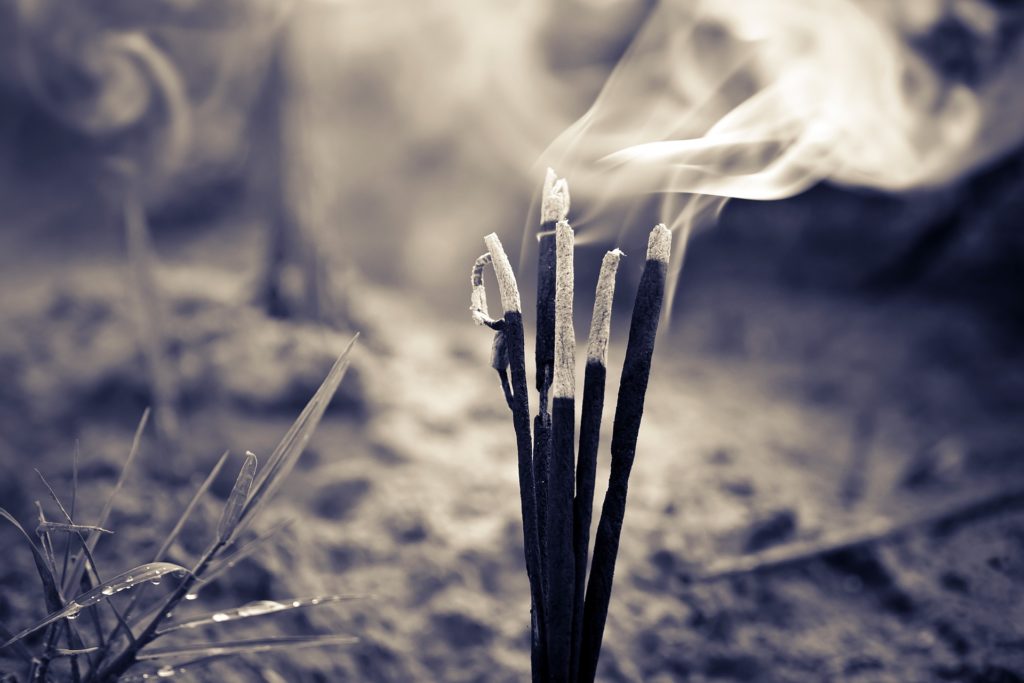 Encens qui brûle pour illustrer l'expression polonaise "L'encens aux morts"
