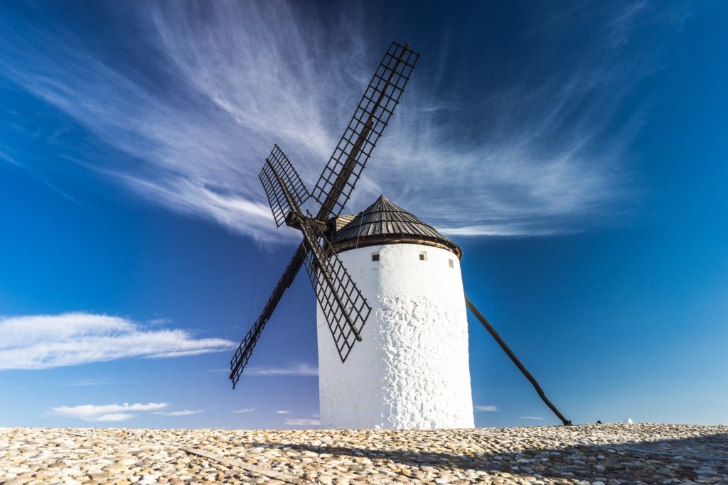moulin à vent sur ciel bleu pour illustrer l'expression polonaise "Qu’est-ce que le pain d’épices a à voir avec un moulin à vent ?"
