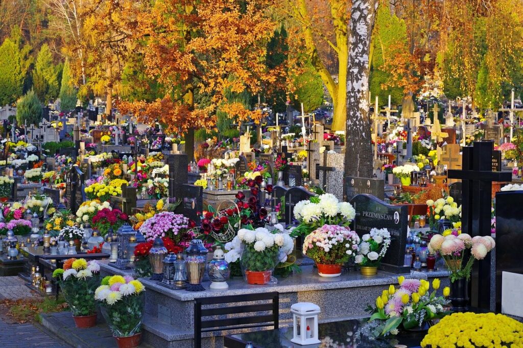Cimetière Polonais à la toussaint, les tombes sont couvertes de fleurs et de bougies.