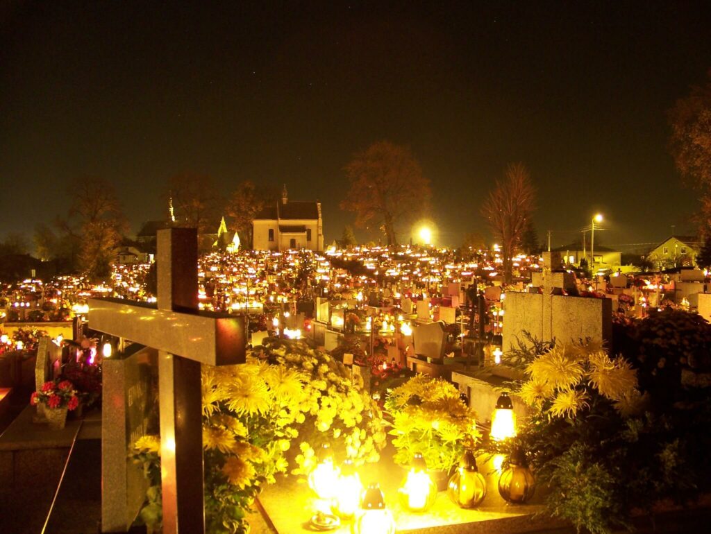 Un cimetière polonais illuminé de mille bougies lors de la Toussaint.