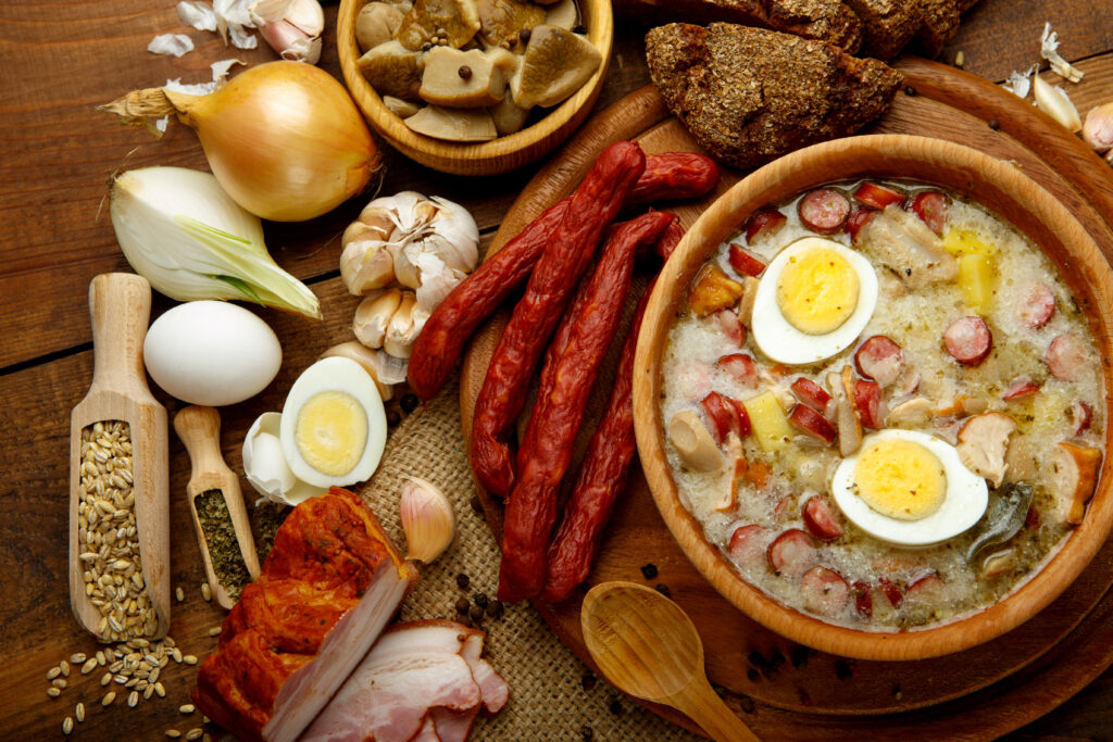 Plats traditionnels de la Pâques Polonaises, dont le Zurek, une soupe aigre à la saucisse et aux oeufs.