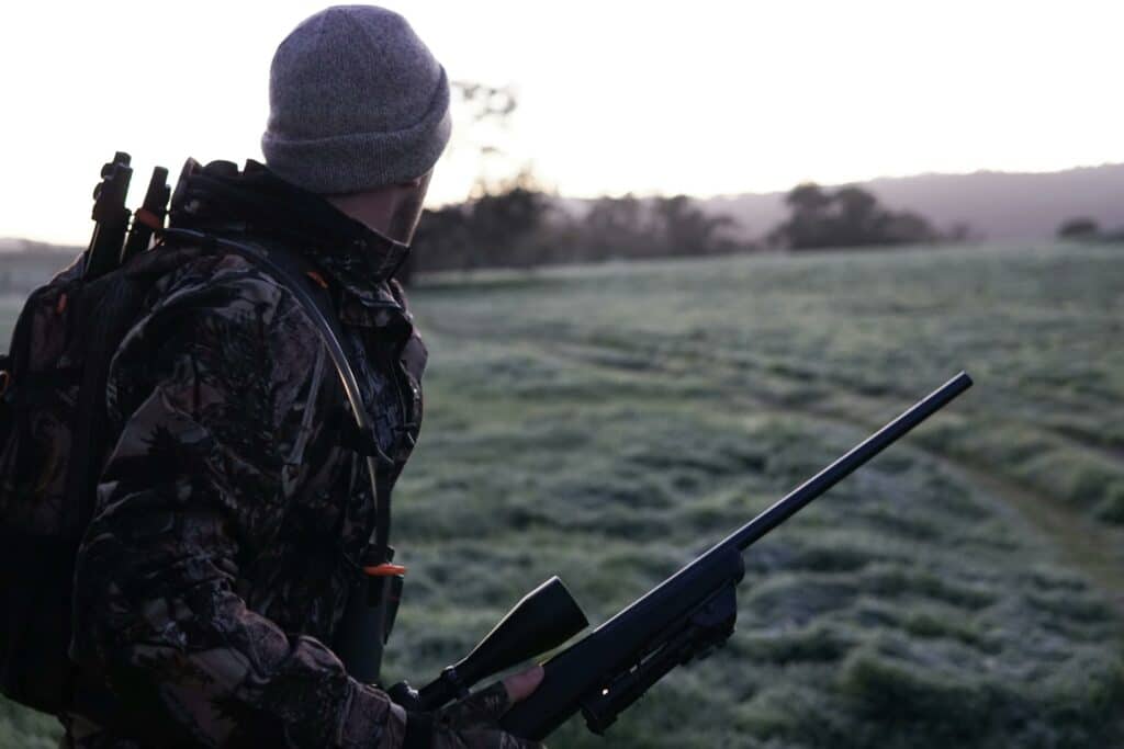 Chasseur équipé pour une chasse en Pologne