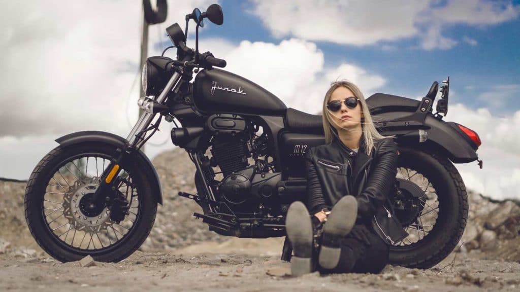 Junak M12 125cm3, moto polonaise avec un look vintage unique et séduisant.